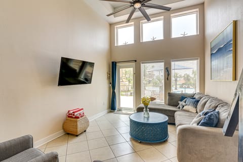 Walk to Beach: Pool-View Condo in Galveston! Apartment in Galveston Island