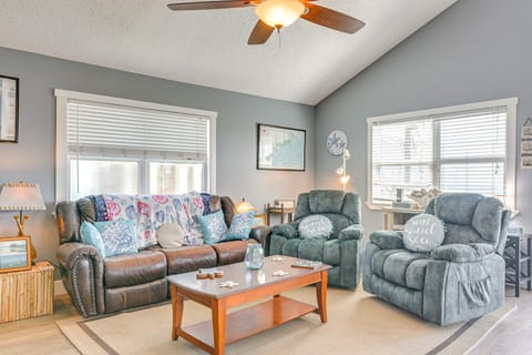 Walk to Beach: Family Getaway By San Luis Pass! House in Alvin