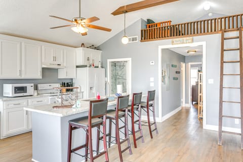 Walk to Beach: Family Getaway By San Luis Pass! House in Alvin