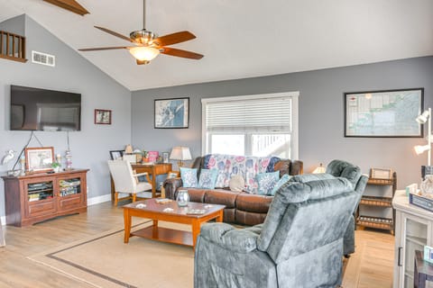 Walk to Beach: Family Getaway By San Luis Pass! House in Alvin