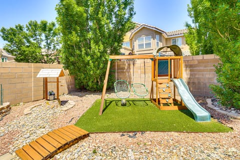 11 Mi to River of Lights: Family Home w/ Yard House in Rio Rancho