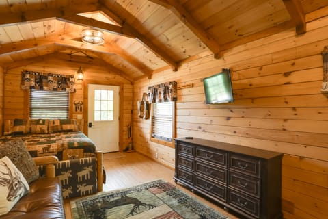 1 Mi to Current River: Cozy Studio Cabin! House in Van Buren
