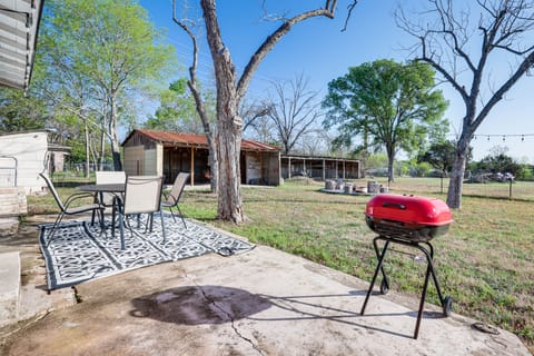 Farmhouse w/Backyard Barn-Close River Access! House in New Braunfels