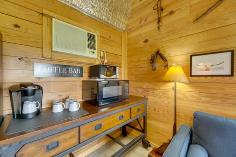 Cool Mornings, Crackling Fires, Monster Catfish!! House in Texas