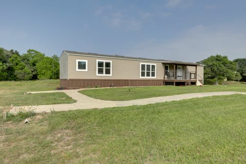 Cool Mornings, Crackling Fires, Monster Catfish!! House in Texas