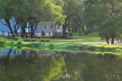 Cool Mornings, Crackling Fires, Monster Catfish!! House in Texas