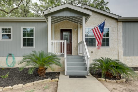 Cool Mornings, Crackling Fires, Monster Catfish!! House in Texas