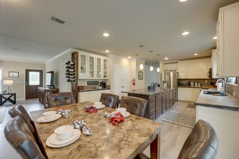 Cool Mornings, Crackling Fires, Monster Catfish!! House in Texas