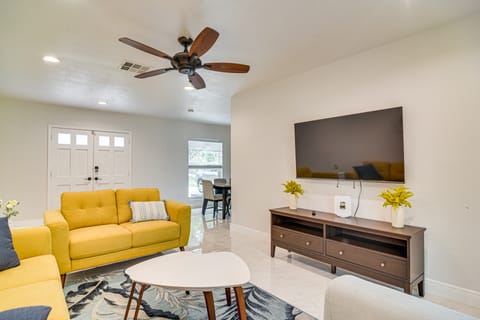 5 Mi to Beach: Tampa Retreat w/ Furnished Lanai! House in Town N Country