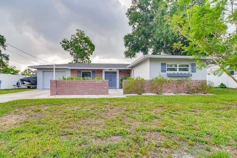 5 Mi to Beach: Tampa Retreat w/ Furnished Lanai! House in Town N Country