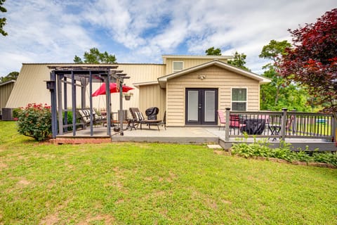 Fire Pit + BBQ: Lake Guntersville Family Home House in Alabama