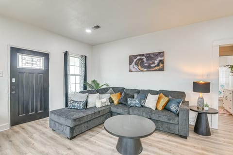 Backyard Movie Nights! Galveston Beach Retreat House in Galveston Island