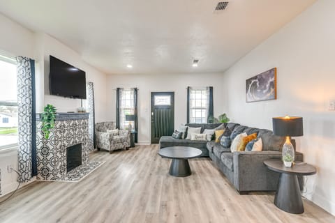 Backyard Movie Nights! Galveston Beach Retreat House in Galveston Island