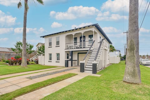 Backyard Movie Nights! Galveston Beach Retreat House in Galveston Island