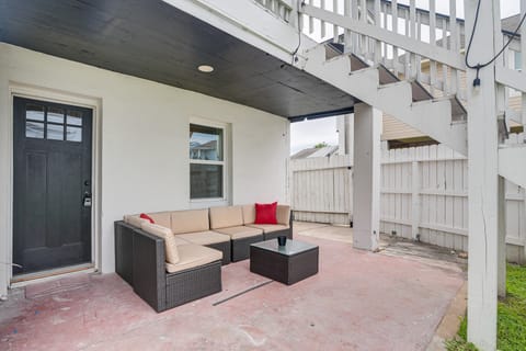 Backyard Movie Nights! Galveston Beach Retreat House in Galveston Island