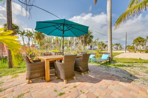 Walk to Beach: Fort Meyers Home w/ Patio! Apartment in Estero Island