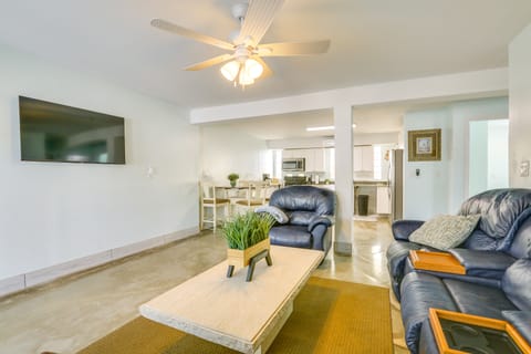 Walk to Beach: Fort Meyers Home w/ Patio! Apartment in Estero Island