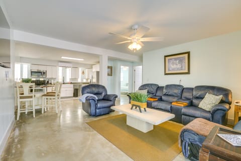 Walk to Beach: Fort Meyers Home w/ Patio! Apartment in Estero Island