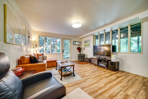 8 Mi to Dtwn Seattle: Pet-Friendly Apt w/ Hot Tub Apartment in Mercer Island