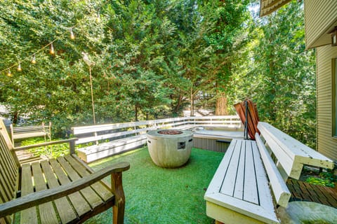 8 Mi to Dtwn Seattle: Pet-Friendly Apt w/ Hot Tub Apartment in Mercer Island
