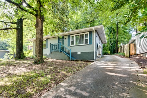 Walk to Golf: Cozy Home w/ Lush Yard in Atlanta! House in Atlanta