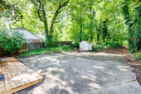 Walk to Golf: Cozy Home w/ Lush Yard in Atlanta! House in Atlanta