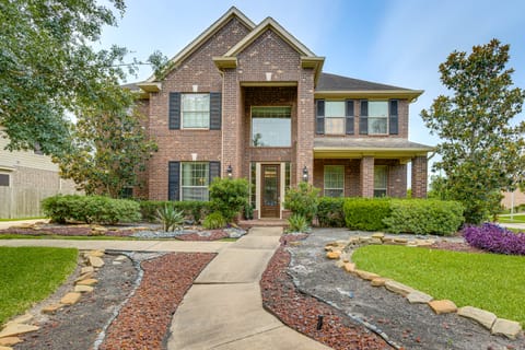 Pet-Friendly Home w/ Patio & Yard in Rosharon House in Pearland