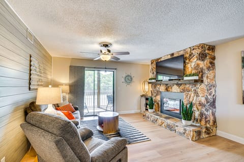 Lake & Pool Access: Lazy Days Condo w/ Balcony! Apartment in Osage Beach