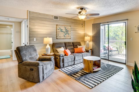 Lake & Pool Access: Lazy Days Condo w/ Balcony! Apartment in Osage Beach