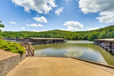 Lake & Pool Access: Lazy Days Condo w/ Balcony! Apartment in Osage Beach