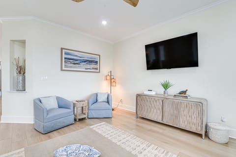 Walk to Beach: Galveston Gem w/ Pool Access House in Galveston Island