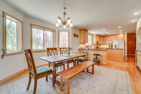 5 Mi to Northstar Resort! Family Home w/ Hot Tub House in Truckee