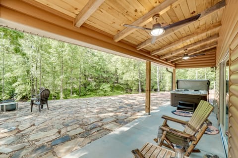 Sip, Hike & Explore: Sleek Retreat in Cleveland! House in White County