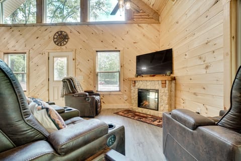 Sip, Hike & Explore: Sleek Retreat in Cleveland! House in White County