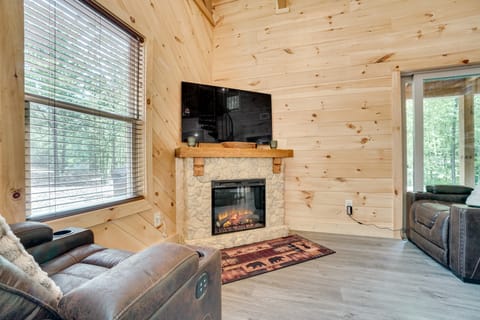 Sip, Hike & Explore: Sleek Retreat in Cleveland! House in White County