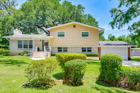 2 Mi to FSU & FAMU: Home w/ Spacious Deck! House in Tallahassee