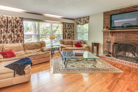 2 Mi to FSU & FAMU: Home w/ Spacious Deck! House in Tallahassee