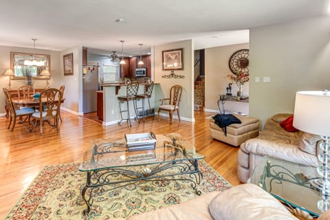 2 Mi to FSU & FAMU: Home w/ Spacious Deck! House in Tallahassee