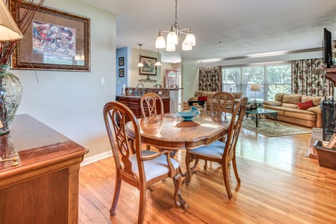 2 Mi to FSU & FAMU: Home w/ Spacious Deck! House in Tallahassee