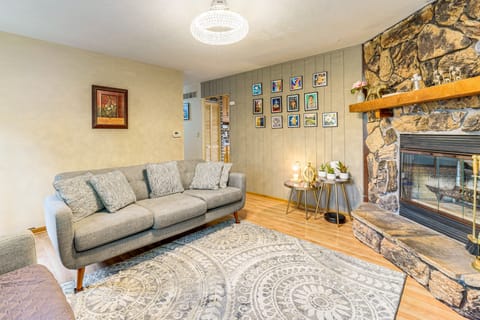 8 Mi to Nature Center: Streamwood Gem w/ Yard! House in Hoffman Estates