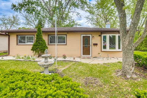 8 Mi to Nature Center: Streamwood Gem w/ Yard! House in Hoffman Estates