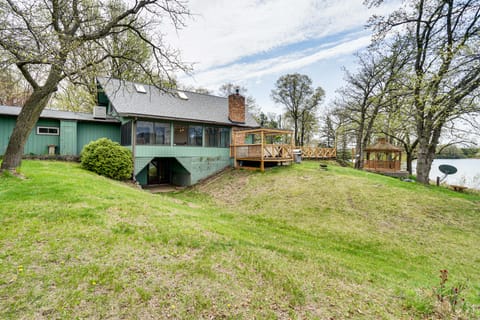 'Love Lake Retreat’ w/ Hot Tub in New Richmond! House in Wisconsin