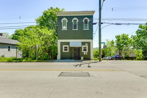 7 Mi to Dtwn: Charming Couple's Cove in Cincinnati Apartment in Cincinnati