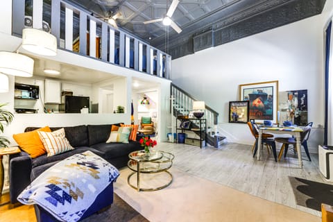 7 Mi to Dtwn: Charming Couple's Cove in Cincinnati Apartment in Cincinnati