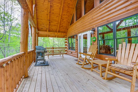 15 Mi to Hocking Hills: Secluded Cabin w/ Hot Tub House in Ohio
