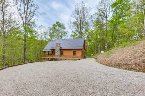 15 Mi to Hocking Hills: Secluded Cabin w/ Hot Tub House in Ohio