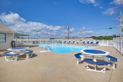 Waterfront Ozarks Escape! Patio & Pool Access Apartment in Osage Beach