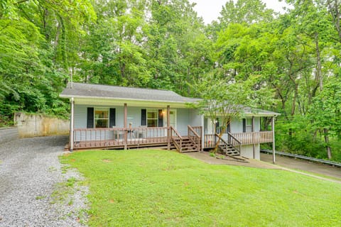 3 Mi to Cherokee Reservoir: ‘Blue Haven Bungalow’ House in Morristown