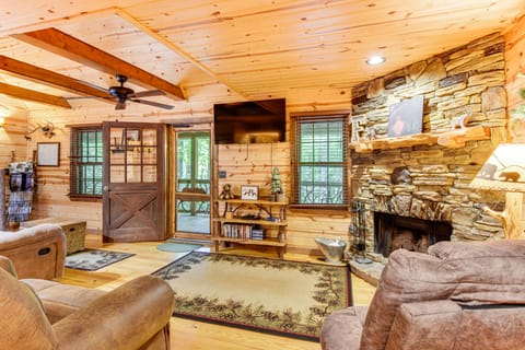 5 Mi to Unicoi State Park & Lake: Hot Tub Haven! House in White County