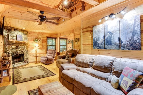 5 Mi to Unicoi State Park & Lake: Hot Tub Haven! House in White County